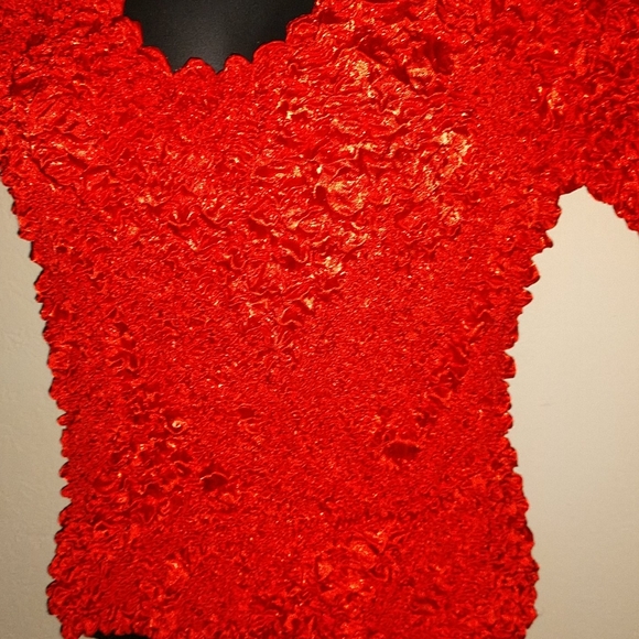 Red Hat Ladies Red Expandable Bubble Top - Picture 4 of 6